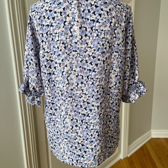Well Worn size medium flower floral top with ruffle sleeve detail V neck - Picture 13 of 13